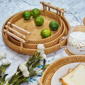 Bandeja De Rattan  Redonda Com Cabo De Madeira